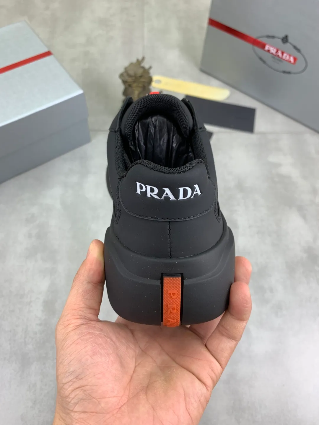 Men's shoes 💰P620 new (higher version) new PRADA (Prada) classic models are on the market at the same time, new men's shoes, 😘fabrics are selected from original imported calfskin. First layer of imported cowhide lining. The original version is awesome! 👍🏿Original open-molded non-slip PU outsole, with exquisite lines, simple and elegant, super comfortable and classy on foot, suitable for leisure travel. Code number: 38-45 (46 customized) 3️⃣ colors available